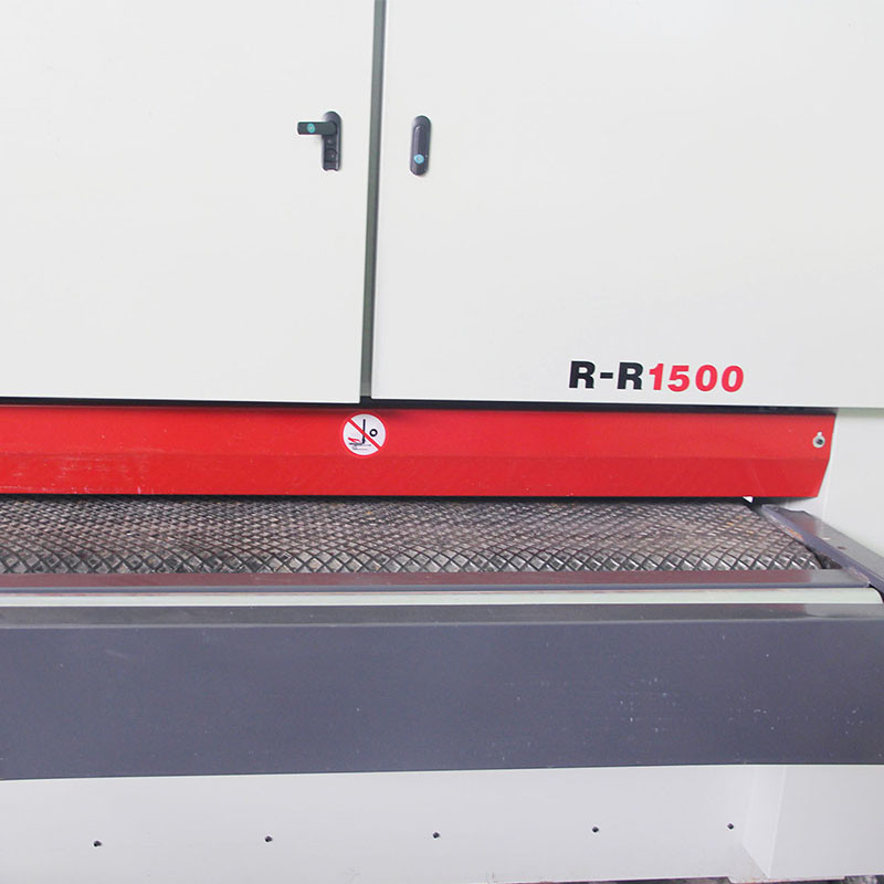 1500MM αυτόματος επίπεδος πυρήνας PLC μηχανών μετάλλων Deburring με τη διευθετήσιμη ζώνη